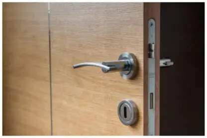 Porta de madeira resistente à chuva e sol: 3 tipos