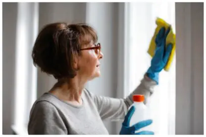 O que é bom para limpar porta de vidro? 4 métodos